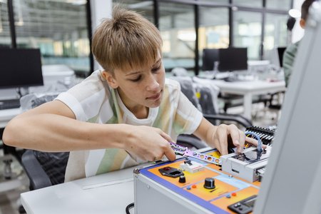 Qué estudiar al salir del colegio: niño explorando sobre electricidad
