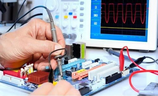 Maestro enseñando en cursos cortos de electricidad