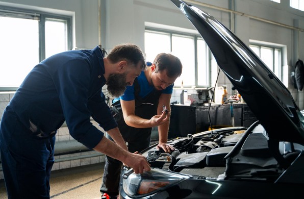 Técnicos en electrónica automotriz realizando un trabajo