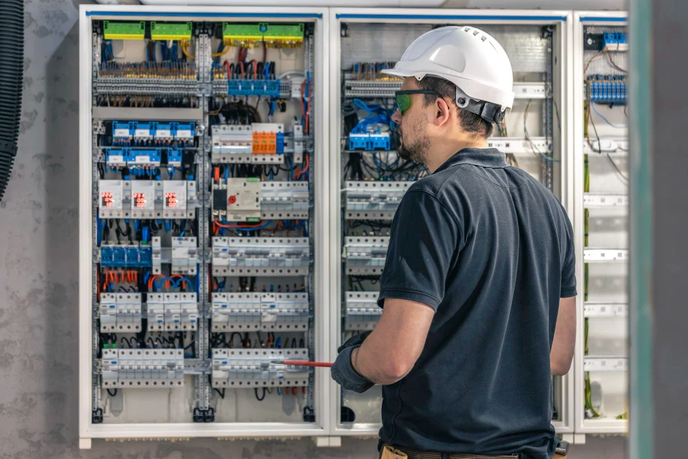 Hombre revisando panel de redes internas eléctricas