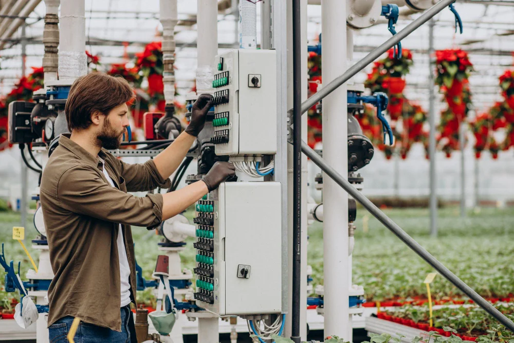 Hombre en área exterior inspeccionando las redes internas eléctricas