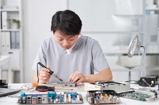 Hombre realizando reparación de equipos audiovisuales