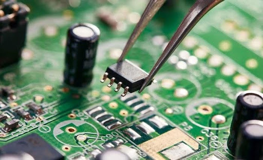 Estudiante realizando practica de cursos cortos de electricidad